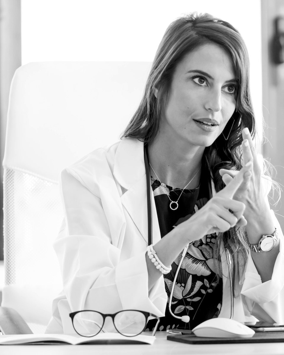Médecin expliquant la méthode à une patiente