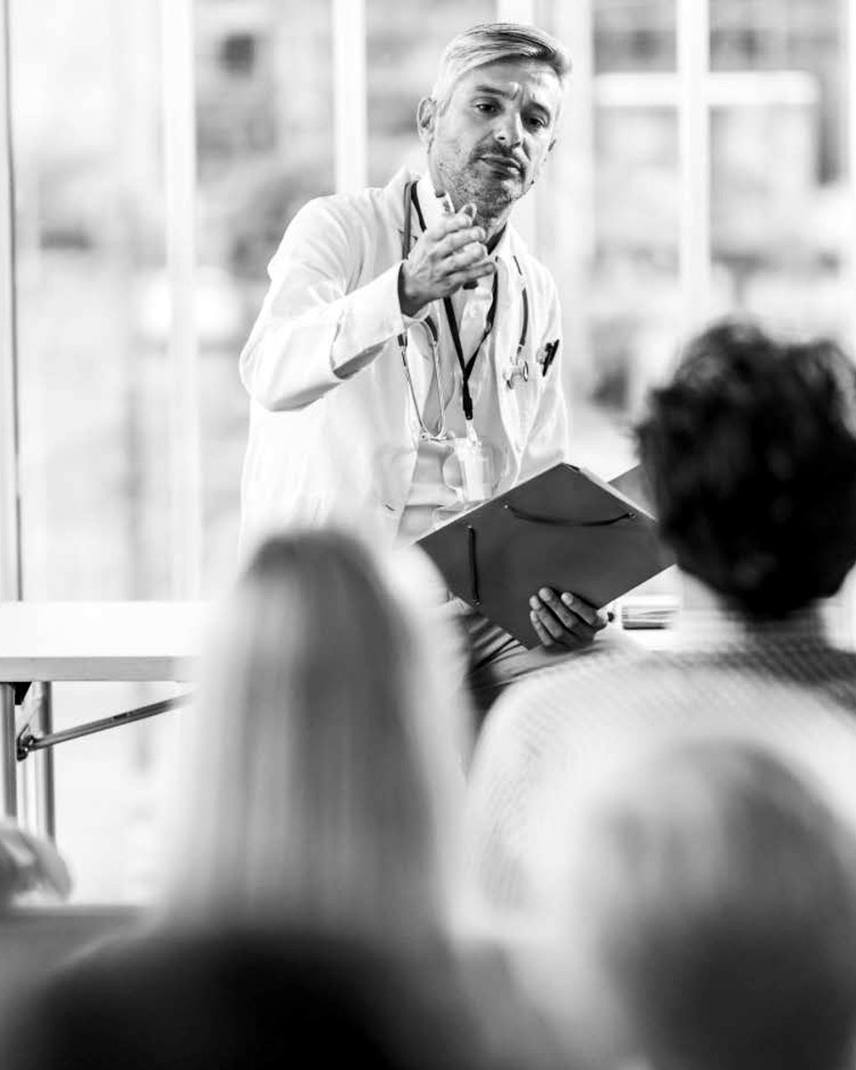 Médecin présentant la démarche de micronutrition
